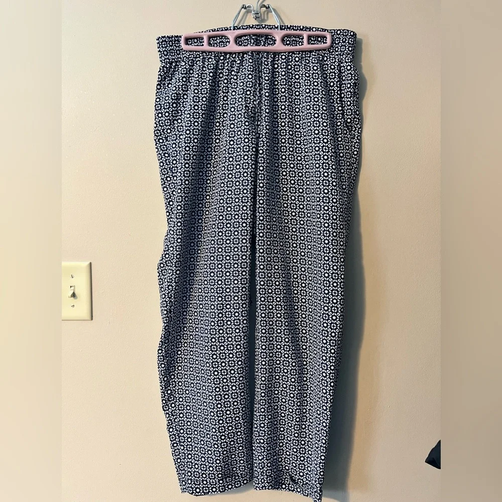 J Crew sz 6 Geo print drawstring pant in navy and white. Pockets and cuffs